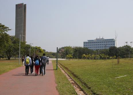 Estudantes na praça do relógio - foto: Marcos Santos/USP Imagens