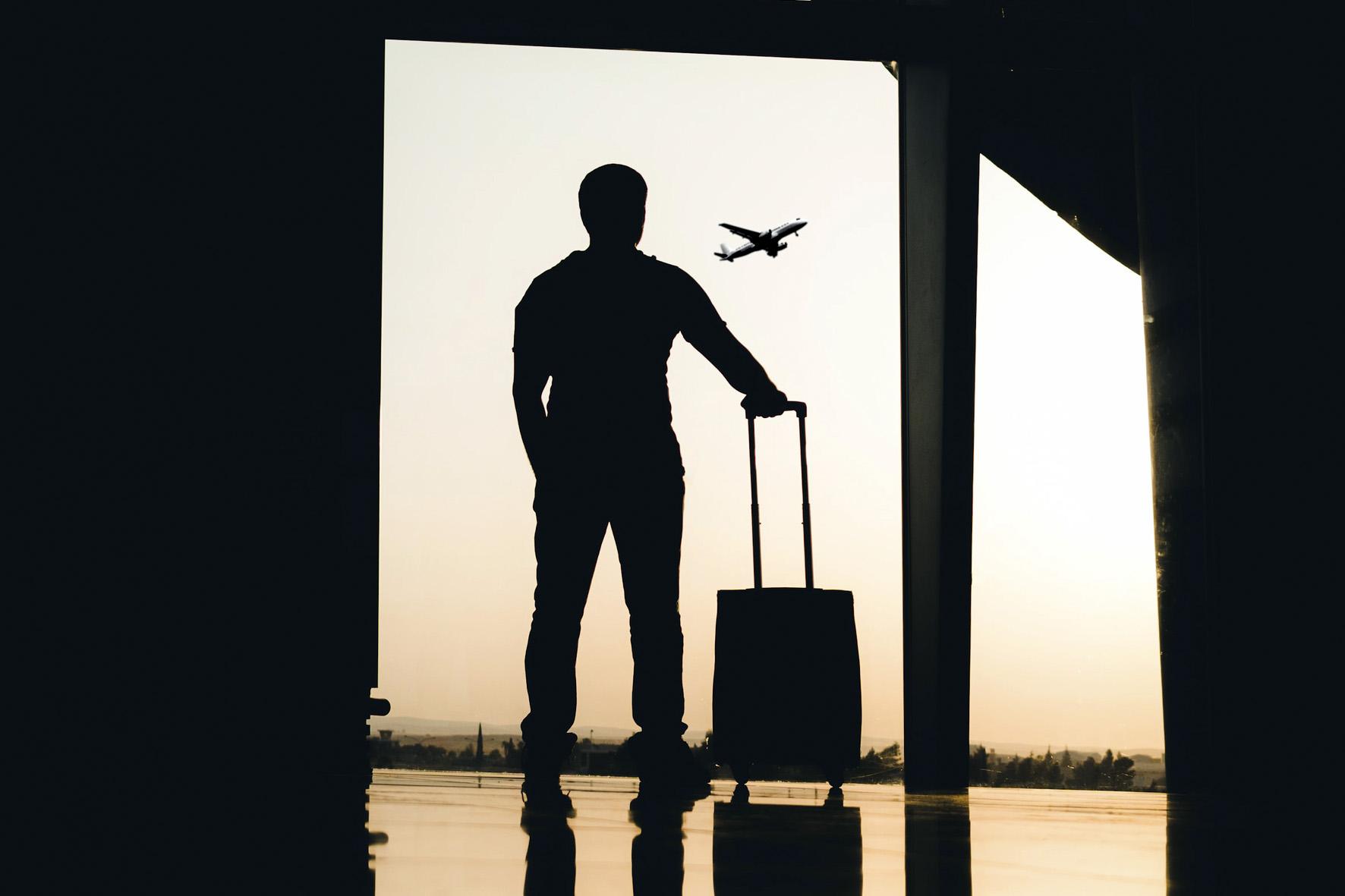Pessoa no aeroporto (crédito: yousefalfuhigi/unsplash)